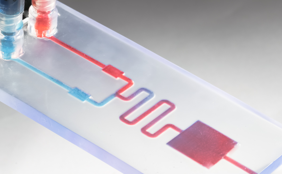Pièce millifluidique permettant le transfert et le mélange de liquides, imprimés avec la résine classique transparente.