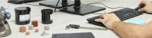 La géométrie correspond-elle à la taille maximale de la machine (X,Y,Z = 145 × 145 × 180 mm) ? L'épaisseur de la paroi est-elle comprise entre 0,3 mm et 10 mm (mieux entre 0,5 et 8 mm) et aussi uniforme que possible ? Les plus petites caractéristiques sont-elles supérieures à 0,2 mm (broches et trous) ? Les angles aigus dans les coins intérieurs sont-ils évités ? Des rayons de 0,15 mm ou plus sont conseillés. Vérifiez si la tolérance requise pour le produit se situe dans une plage imprimable, typiquement +/- 0,3 % ou +/- 0,02 mm à +/- 0,2 mm en fonction de la géométrie du produit. Notez que les tolérances peuvent être améliorées au stade du frittage. Les porte-à-faux ne dépassent pas 55 degrés ou sont inférieurs à 2 mm ? Dans ce cas, les supports ne sont pas nécessaires. Les porte-à-faux sont-ils supérieurs à 60 degrés et supérieurs à 4 mm ? Des supports peuvent alors être nécessaires. Il est préférable que les canaux intérieurs soient ronds ; lorsqu'ils sont perpendiculaires à la direction de construction Z, ils peuvent être construits sans structures de soutien internes dans des diamètres à partir de 2 mm.