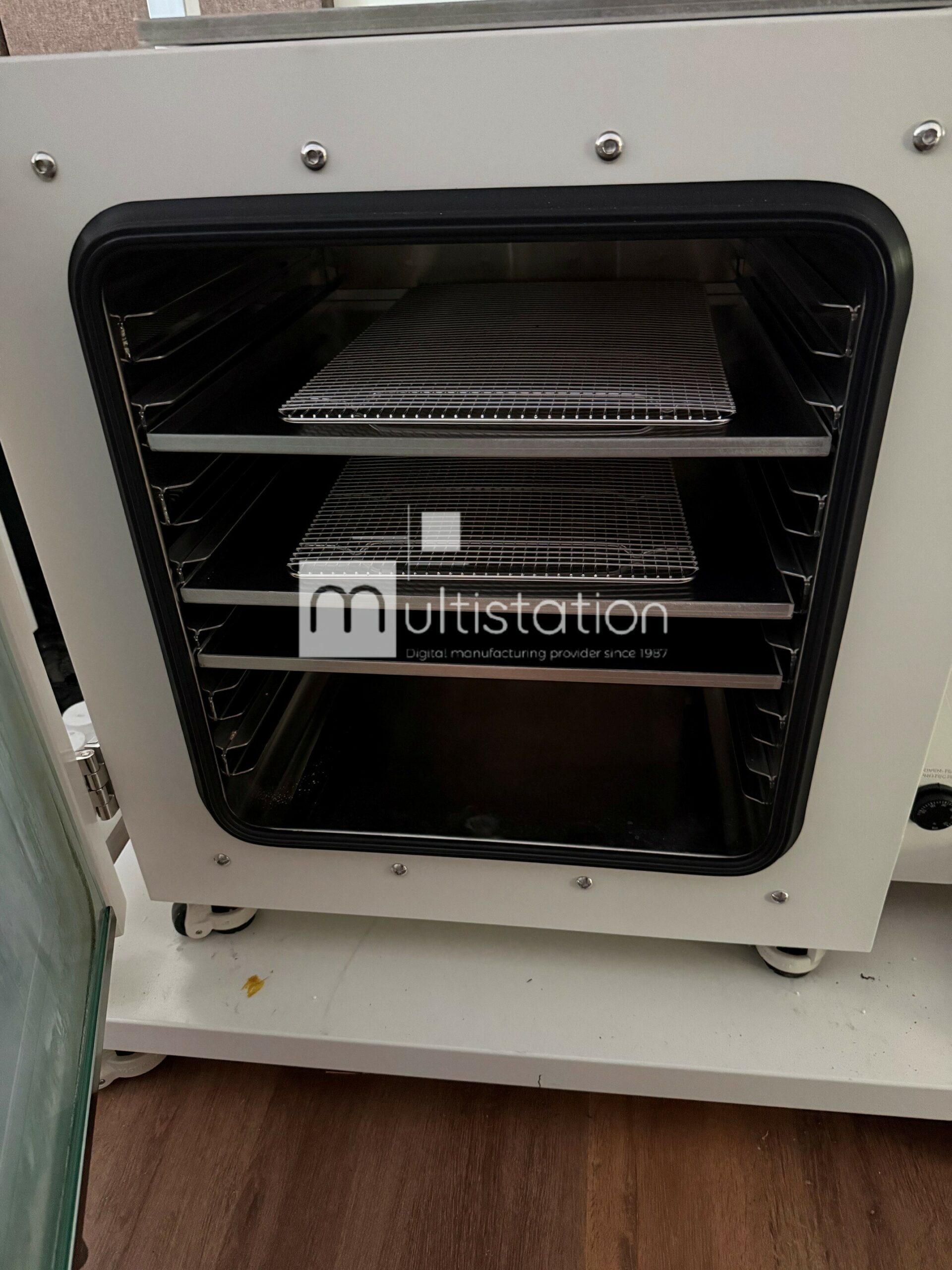 across-international-at5x-5cf-vacuum-oven-interior