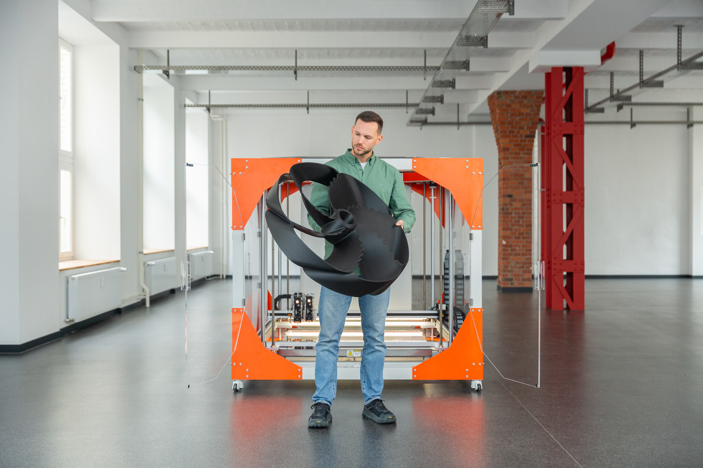 BigRep ONE.5_Front_HoldingPrint_1